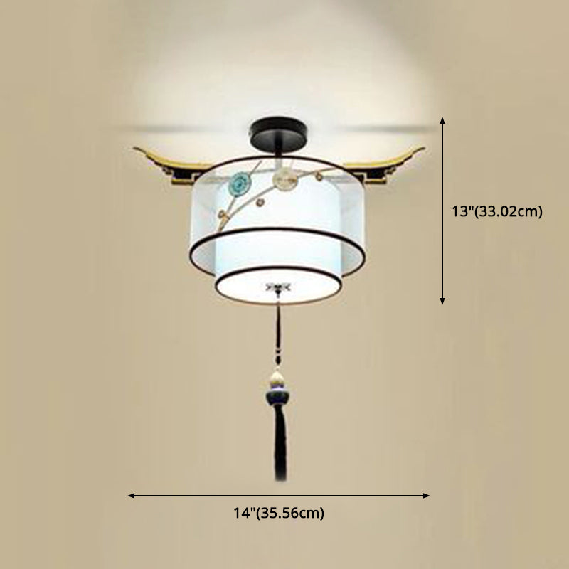 Tela de iluminación semi de montura cilíndrica vintage cerca de la luz del techo en azul cielo con nudo de borla