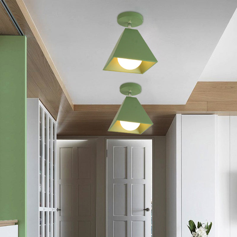 1 Light Macaroon Style Semi Flush Mound Light Metal Cone Cone Shade Plafond Lampe pour le couloir