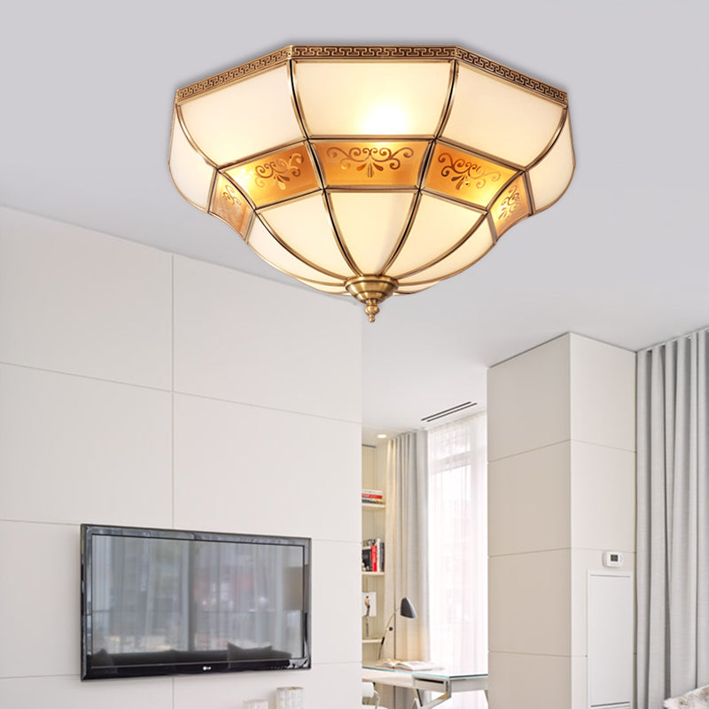 Kolonialisme Bell Ceiling Mount Light Fixture 3 Lampen Ivoor Glas Flush Mount Kroonluchter in Brass voor slaapkamer