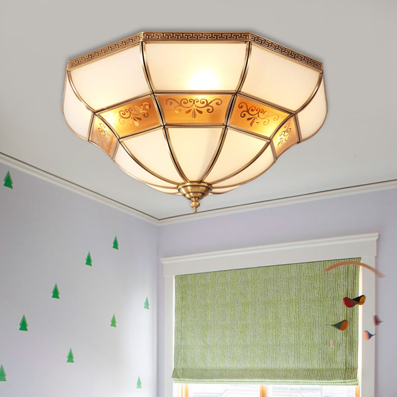 Kolonialisme Bell Ceiling Mount Light Fixture 3 Lampen Ivoor Glas Flush Mount Kroonluchter in Brass voor slaapkamer