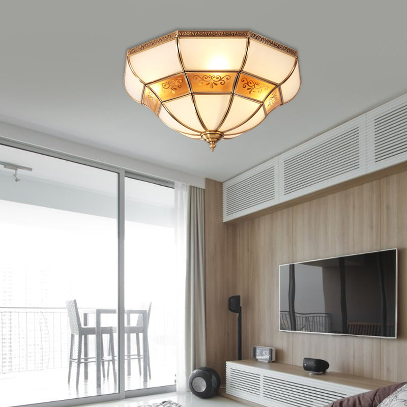 Kolonialisme Bell Ceiling Mount Light Fixture 3 Lampen Ivoor Glas Flush Mount Kroonluchter in Brass voor slaapkamer