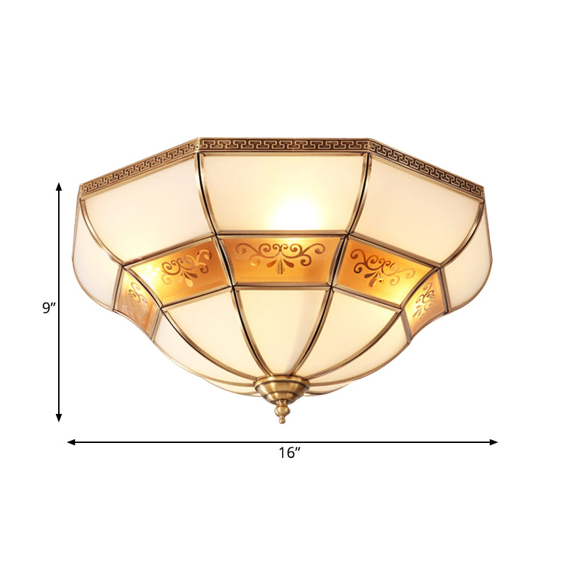 Kolonialisme Bell Ceiling Mount Light Fixture 3 Lampen Ivoor Glas Flush Mount Kroonluchter in Brass voor slaapkamer