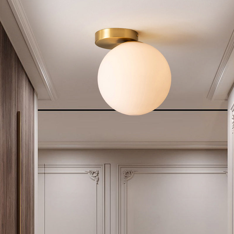 Modern Gold Metal Semi Flush Mount Light Wit Globe Glass Plafond Flush Mount voor slaapkamer