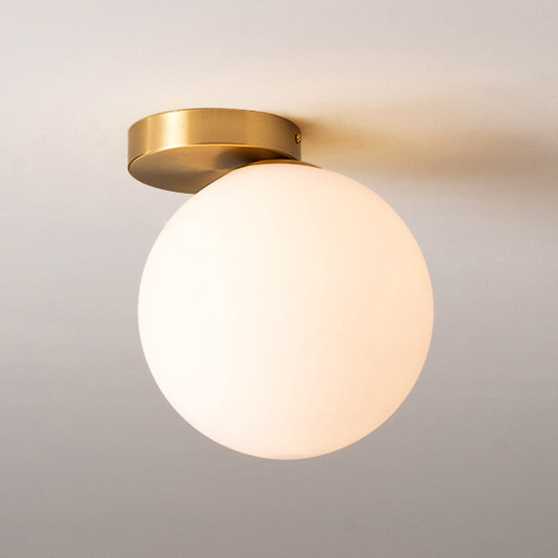 Modern Gold Metal Semi Flush Mount Light Wit Globe Glass Plafond Flush Mount voor slaapkamer