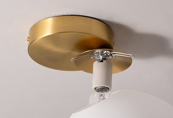 Modern Gold Metal Semi Flush Mount Light Wit Globe Glass Plafond Flush Mount voor slaapkamer