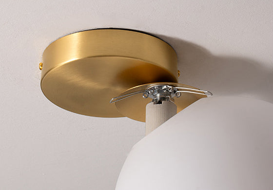 Moderne Goldmetall -Halbflush -Halterung hell weißer Globus Glasdecke Flush Mount für Schlafzimmer