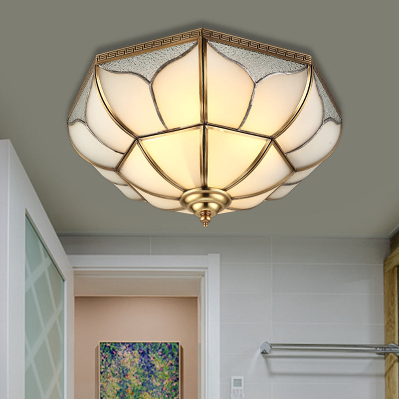 4 Bulbi Bowl Massimale Light Colonial Brass Bocca Soffiato Opal Glass Flush Light Fixture per Living Room