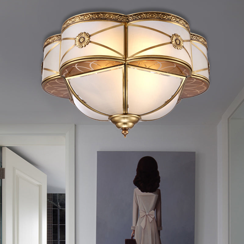 Brass 4 têtes Flush Mount Lamp Colonialism Sandblasted Glass Scalloped Ceiling Light for Living Room