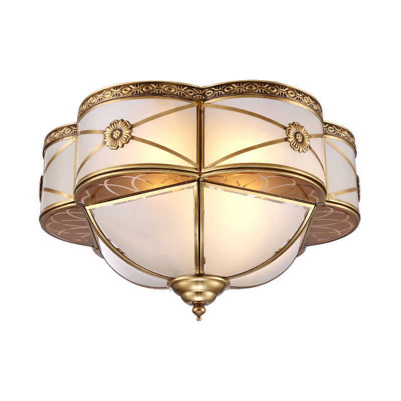 Brass 4 têtes Flush Mount Lamp Colonialism Sandblasted Glass Scalloped Ceiling Light for Living Room