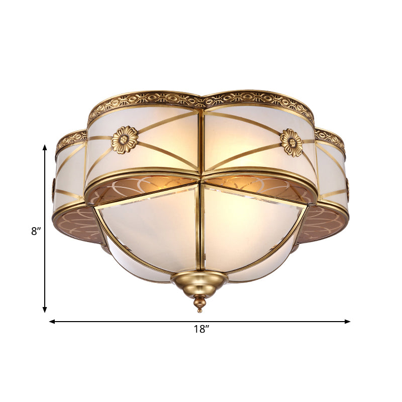 Brass 4 têtes Flush Mount Lamp Colonialism Sandblasted Glass Scalloped Ceiling Light for Living Room