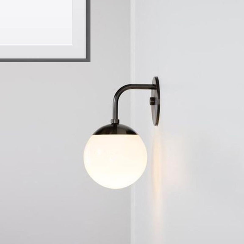 1 lampada a muro minimalista a parete dorata/nera minimalista con tonalità a sfera di vetro latte