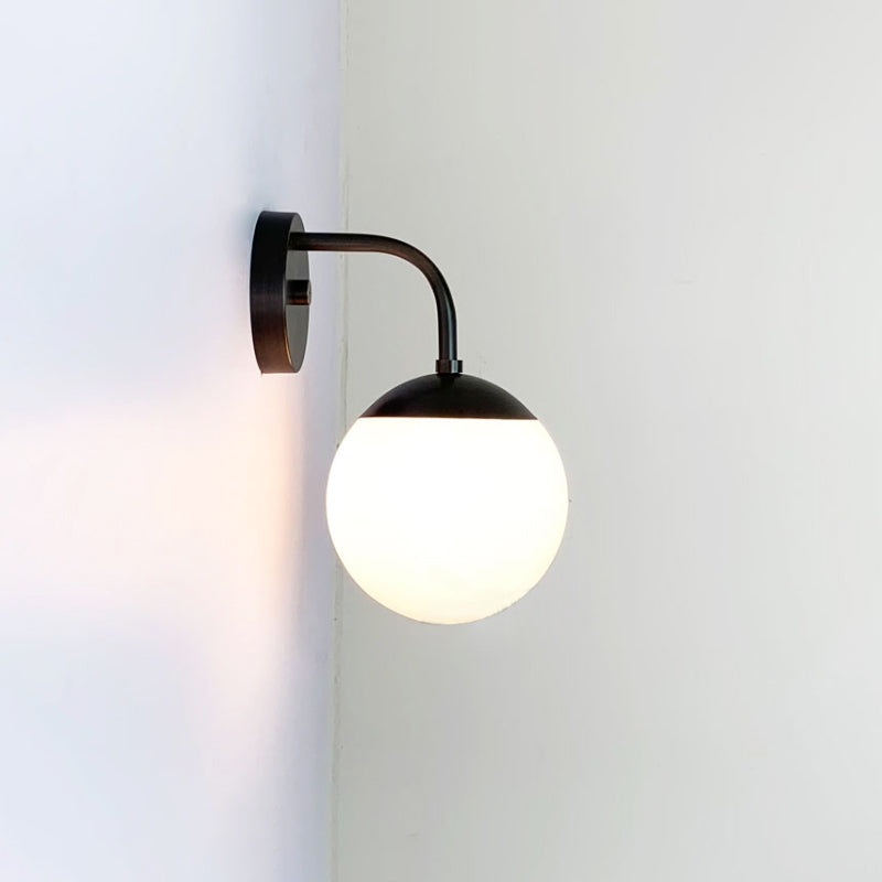 1 lampada a muro minimalista a parete dorata/nera minimalista con tonalità a sfera di vetro latte