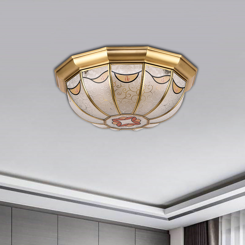 Plafoniera da incasso a soffitto in vetro smerigliato con paralume a cupola. Tradizionale illuminazione da incasso per sala da pranzo a 4 luci in ottone con motivo floreale