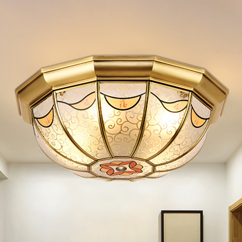 Plafoniera da incasso a soffitto in vetro smerigliato con paralume a cupola. Tradizionale illuminazione da incasso per sala da pranzo a 4 luci in ottone con motivo floreale