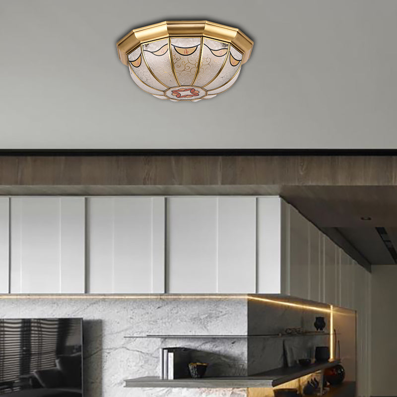 Plafoniera da incasso a soffitto in vetro smerigliato con paralume a cupola. Tradizionale illuminazione da incasso per sala da pranzo a 4 luci in ottone con motivo floreale