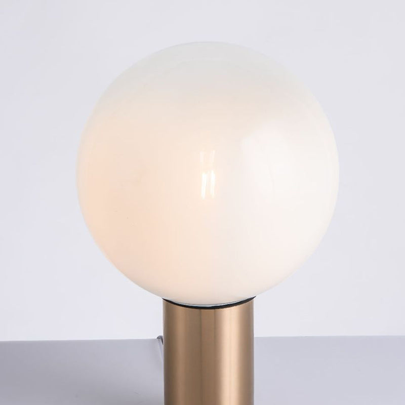 9.8 "de ancho White Glass Globe Table Lámpara Minimalismo Cilíndrico Gold Metal Base Base Luz para dormitorio