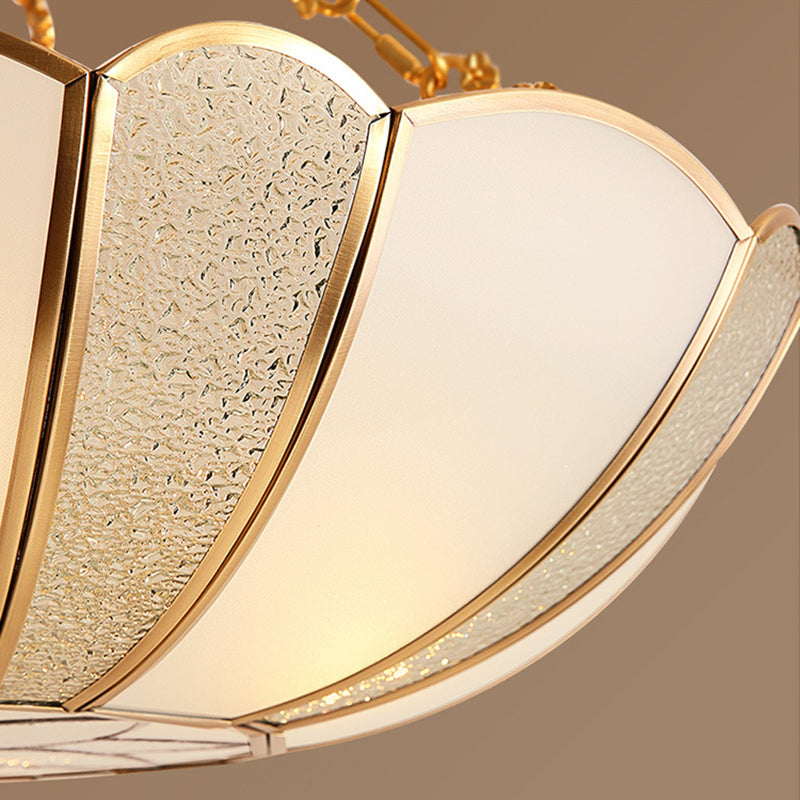 Lampe de plafond festonnée en verre givré