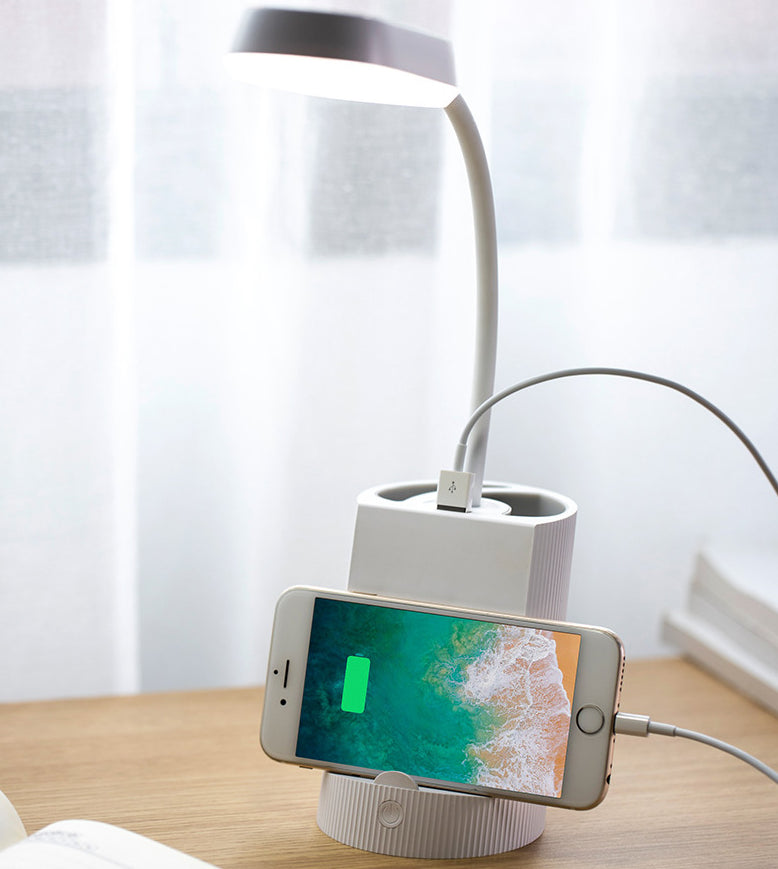 Lámpara de mesa de luz de mesa moderna con puerto USB Plastic 1 Lámpara de mesa de luz