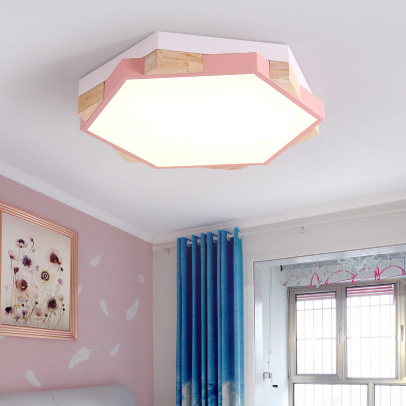 Moderne LED-Einbauleuchte in Rosa/Gelb/Blau, sechseckig, nah an der Decke, mit Metallschirm in warmem/weißem Licht