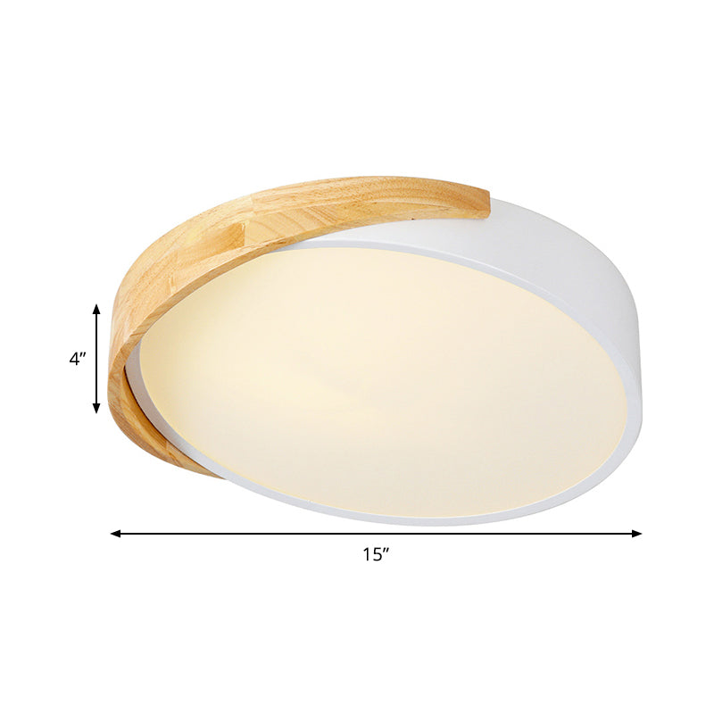 Runde Unterputz-Macaron-LED-Leuchte aus Metall in Weiß in der Nähe der Decke mit warmem/weißem Licht