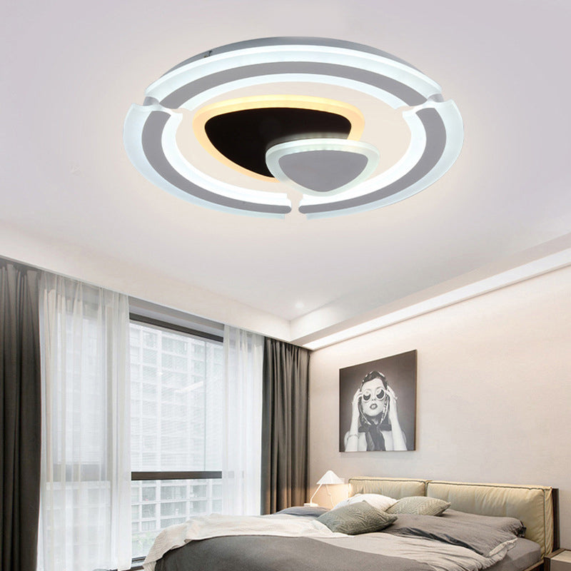 Zwart en wit Driehoek Plafond Lamp Moderne Stijl LED Acryl Flushmount in Warm/Wit Licht/Remote Control Stepless Dimming