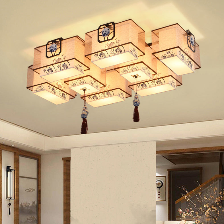 Montaggio semifulto geometrico beige nella tradizionale luce del soffitto in ferro battuto con tonalità in tessuto