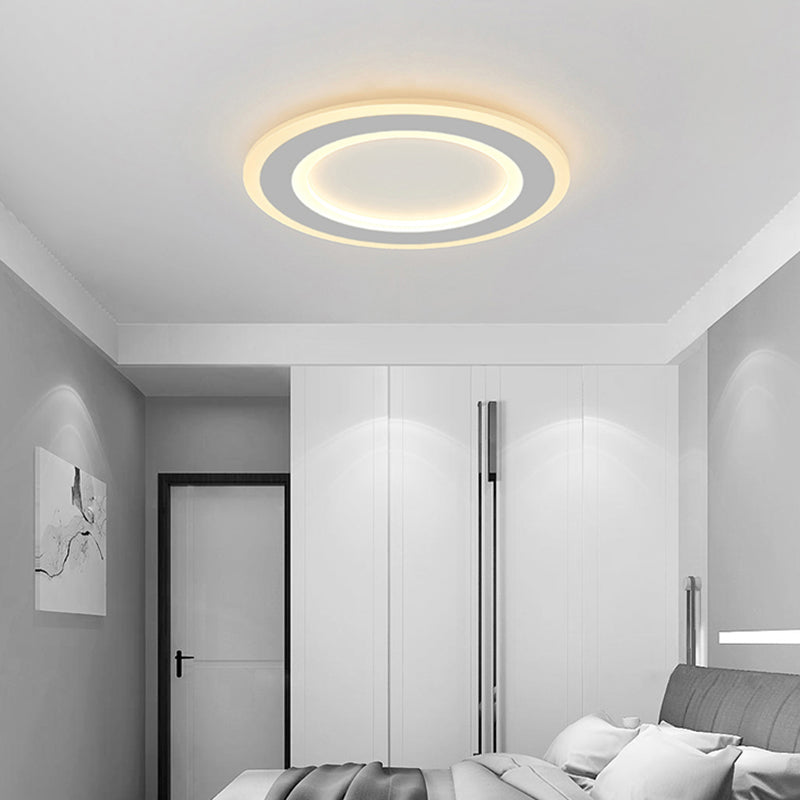 White Halo Ring Flush Mount Lamp Simplicité LED Frosted Acrylic Ceiling Light Fixture in Warm / White Light