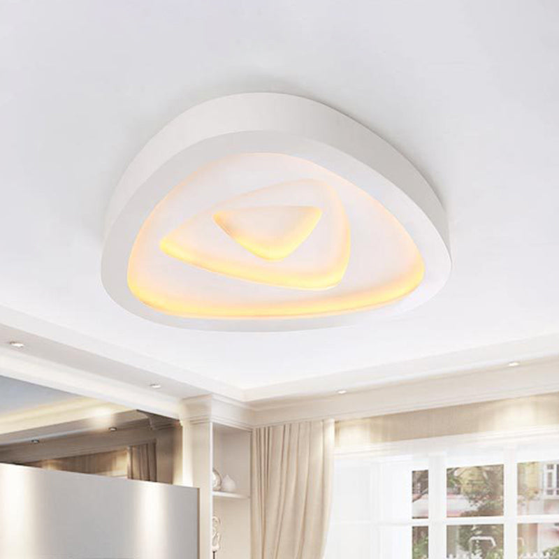 Nordic Style Triangle Ceiling Flush Light 16,5 "19" /20.5 " W Voyant blanc acrylique Allumage intérieur en clair / blanc / télécommande à distance Dimming