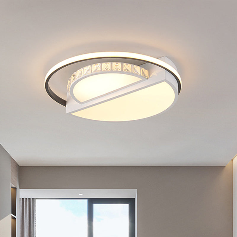 Metallo Semicircolo Flush Monte Light Fixture Contemporary White LED Soffitto Light per Bedroom