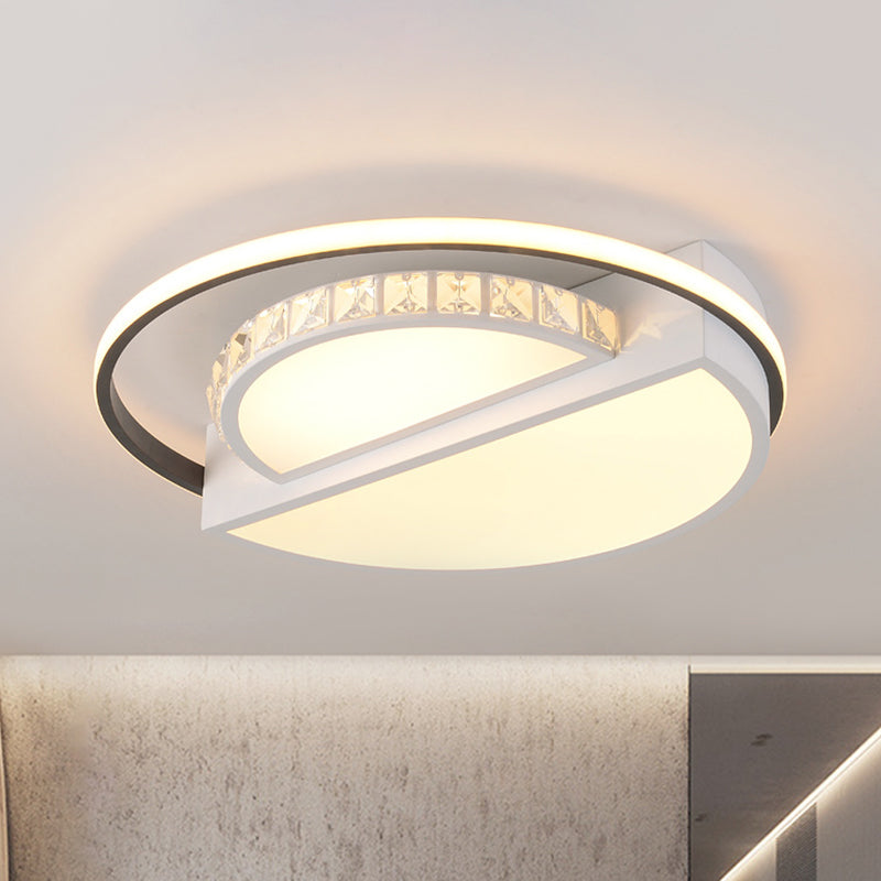 Metallo Semicircolo Flush Monte Light Fixture Contemporary White LED Soffitto Light per Bedroom