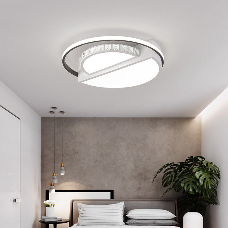 Metallo Semicircolo Flush Monte Light Fixture Contemporary White LED Soffitto Light per Bedroom