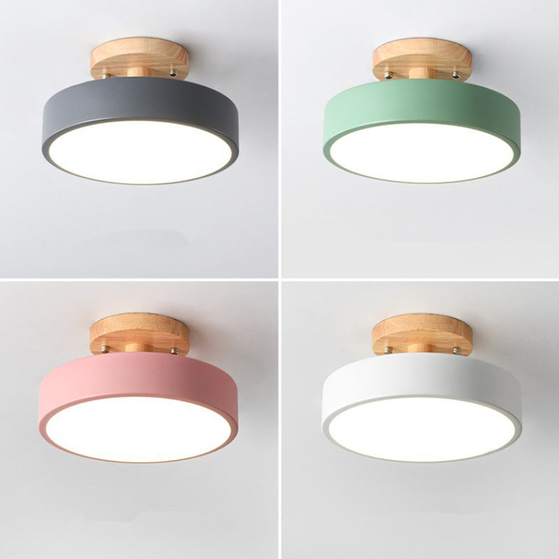 Plafonnier à LED de macaron en bois dans un support semi-fluste circulaire en fer forgé moderne avec une teinte acrylique