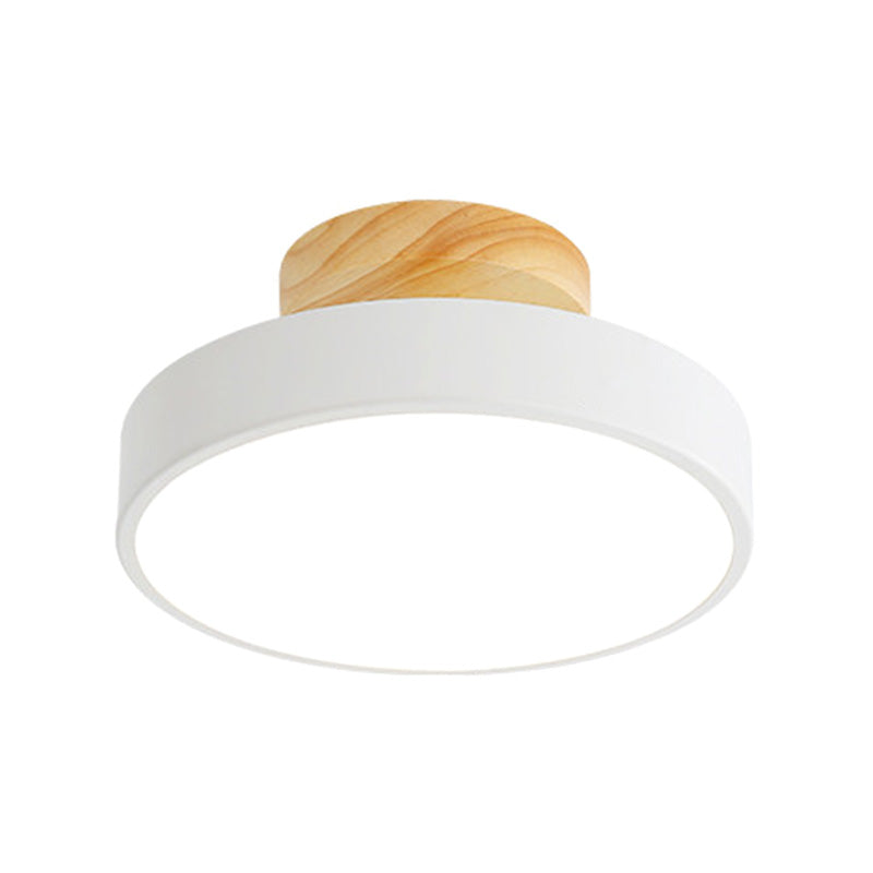 Plafonnier à LED de macaron en bois dans un support semi-fluste circulaire en fer forgé moderne avec une teinte acrylique