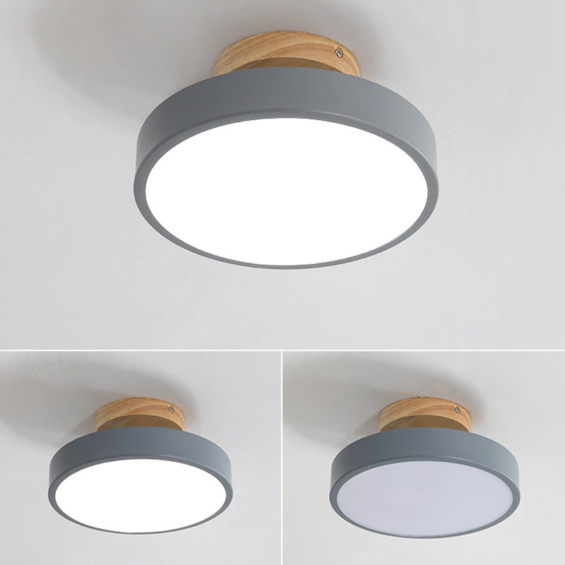 Plafonnier à LED de macaron en bois dans un support semi-fluste circulaire en fer forgé moderne avec une teinte acrylique