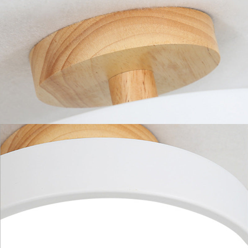 Plafonnier à LED de macaron en bois dans un support semi-fluste circulaire en fer forgé moderne avec une teinte acrylique