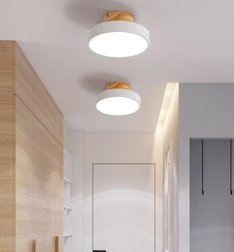 Plafonnier à LED de macaron en bois dans un support semi-fluste circulaire en fer forgé moderne avec une teinte acrylique