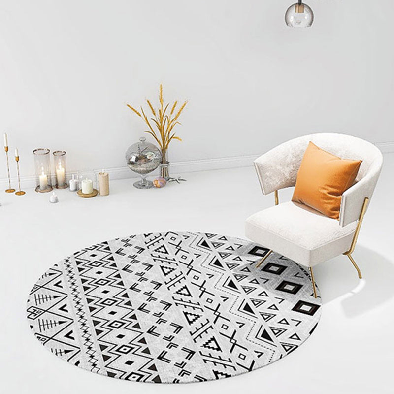 Round Grey Tone Vintage Area Rug Polyester Tribal Print Rug Non-Slip Backing Indoor Rug for Bedroom