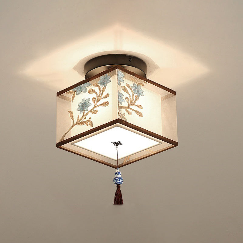 Lampada tradizionale con soffitta tradizionale del soffitto di tessuto geometrico.