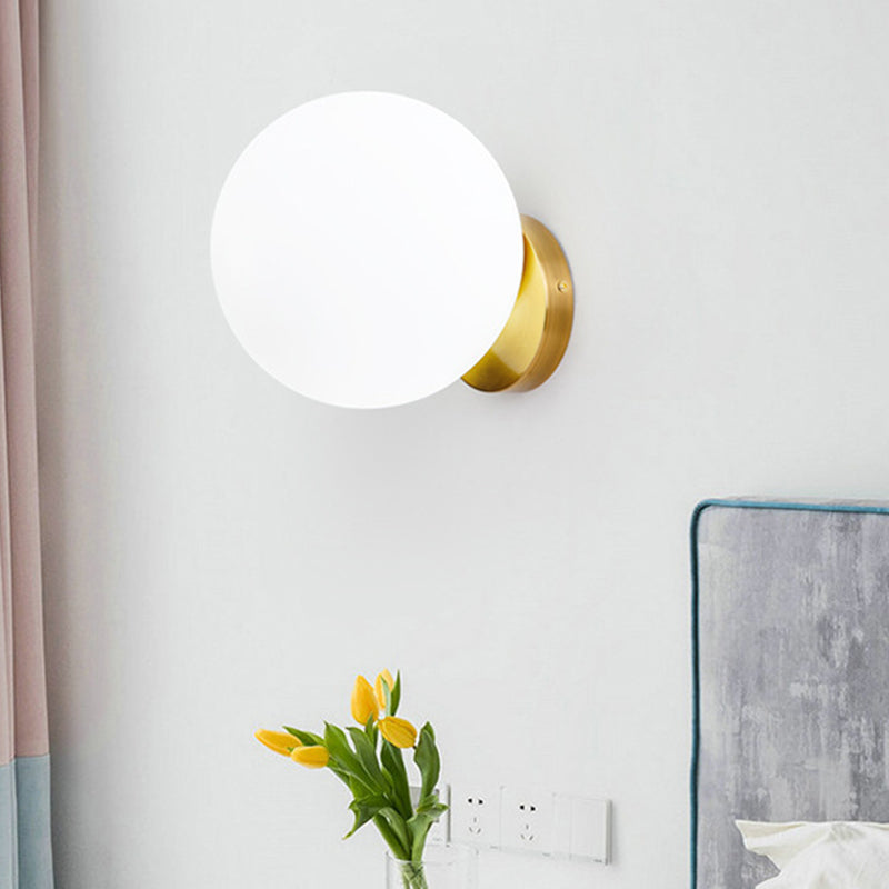 1 Glühbirnen Schlafzimmer Wandlampe modernistische Goldleuchte Leuchte mit Ball Opalglas Schatten