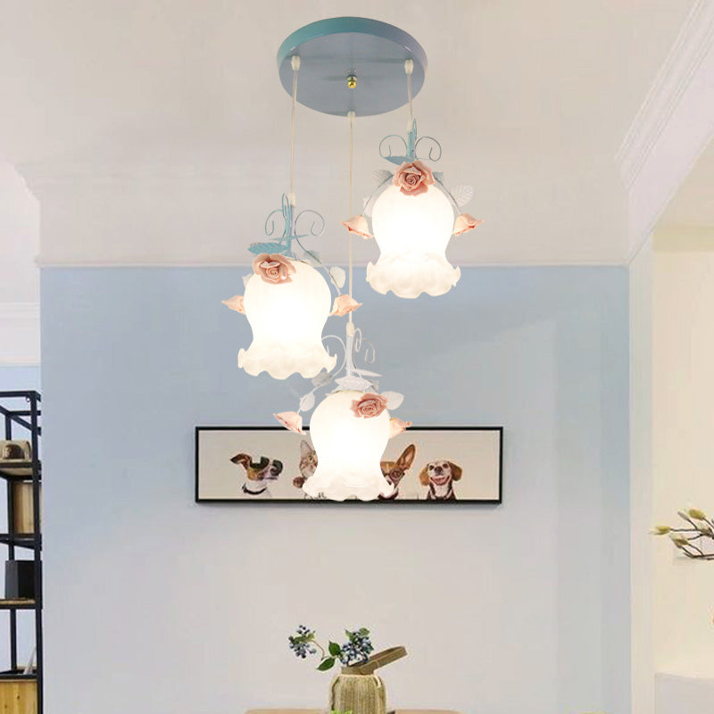 Wit Glass Rose Multi Light Pendant Pastorale 3 bollen eetkamerophanging verlichting in blauw