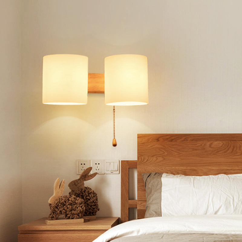2 bulbos Lámpara de pared de madera asiática de la luz del dormitorio con tono de vidrio blanco cilíndrico