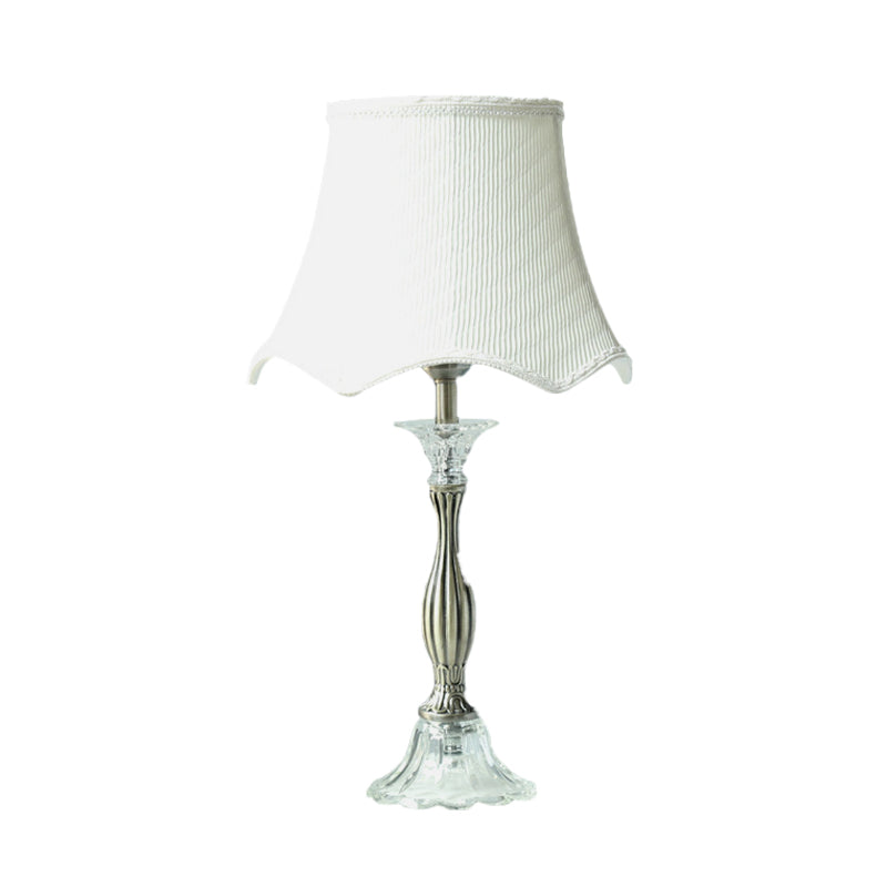 Table de nuit classique festonnée Lumière 1 lampe de nuit en cristal clair en blanc pour chambre à coucher avec une teinte en tissu