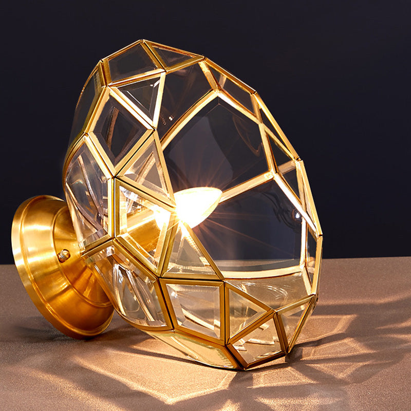 Gold in der Nähe der Deckenbeleuchtung Einfaches Glas in der Nähe der Deckenlampe schattiert