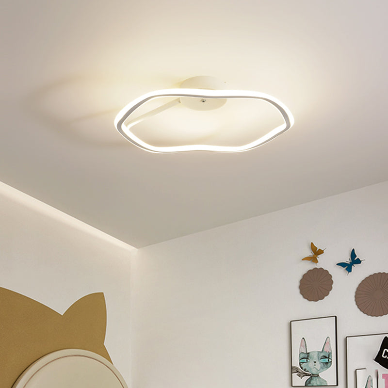 Metallminimalismus 1-Licht-Flush-Halter-Lampe Lineares Spülen Deckenlicht für Schlafzimmer