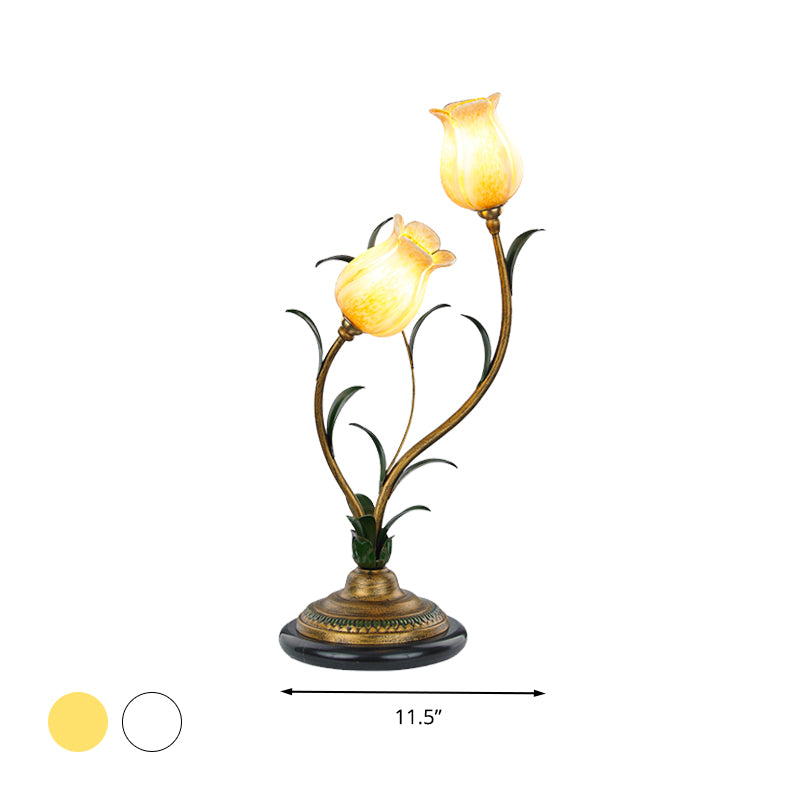 Lampe de table en fleur de campagne 2 lumières blanches / jaunes de nuit en verre en laiton pour le salon