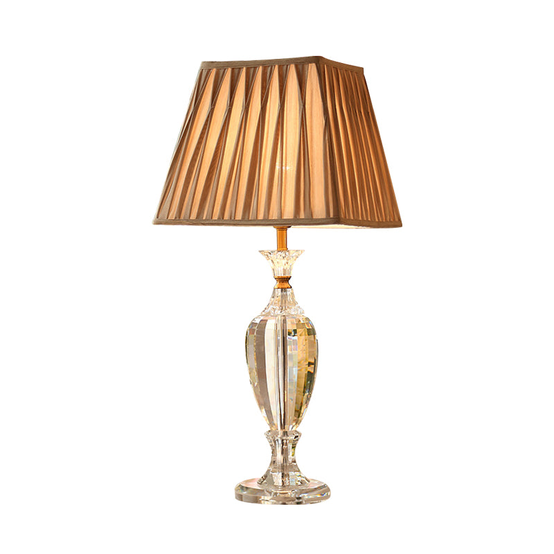 1 lumière plissée nocturne légère style rural de style rural lampe de table en tissu beige avec base en cristal d'urne