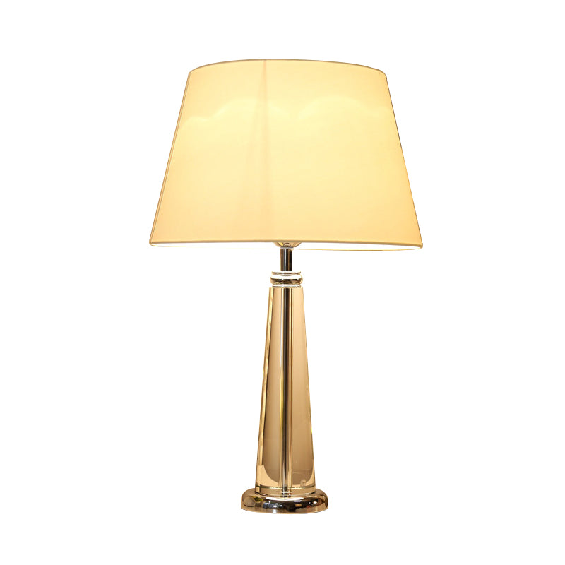 Lampada da tavolo conica in tessuto in stile rurale per camera da letto a testa singola luce notturna in beige con base di cristallo