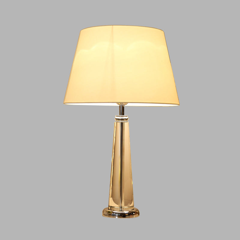 Lampada da tavolo conica in tessuto in stile rurale per camera da letto a testa singola luce notturna in beige con base di cristallo