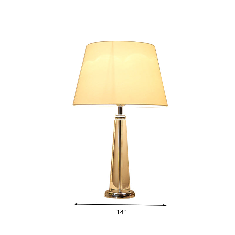 Lampada da tavolo conica in tessuto in stile rurale per camera da letto a testa singola luce notturna in beige con base di cristallo