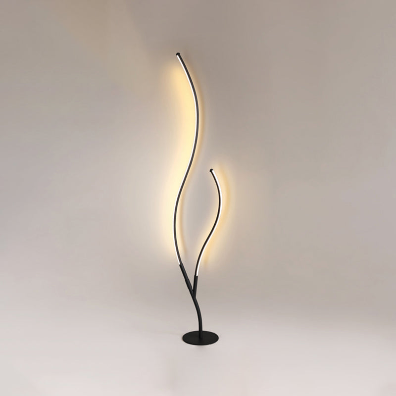 Curvaceous Floor Lamp Artistic Metal Living Room LED Standing Floor Lamp